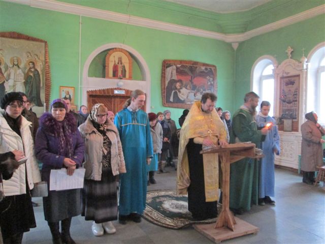 Совершение молебна в храме Свято-Троицкий станицы Клетской 10 февраля 2013года: настоятель храма протоиерей Михаил (М.Ю.Пономарев)