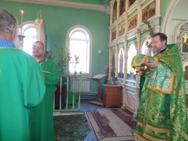В престольный праздник храма, в праздник Святой Троицы, благочинный протоиерей Михаил Пономарев совершил Божественную Литургию.