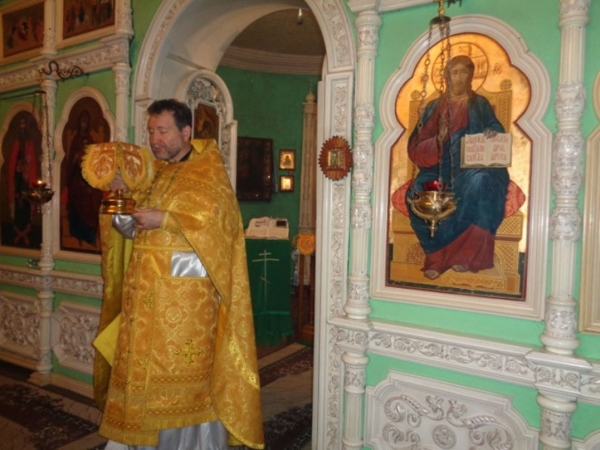 Воскресное богослужение в храме Живоначальной Троицы станицы Клетской Клетского благочиния.
