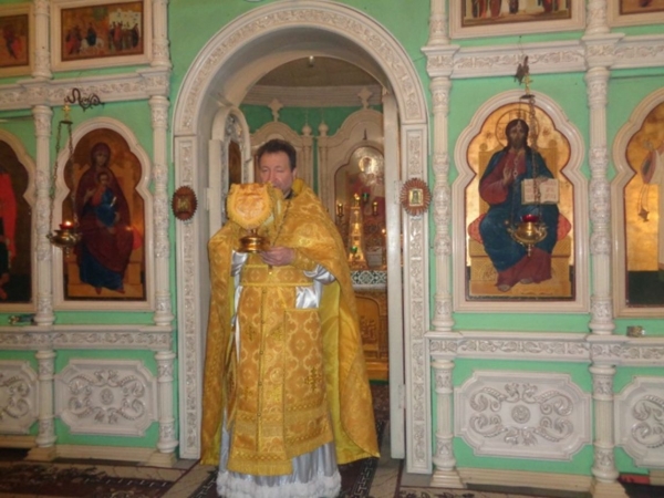Воскресное богослужение в храме Живоначальной Троицы станицы Клетской.