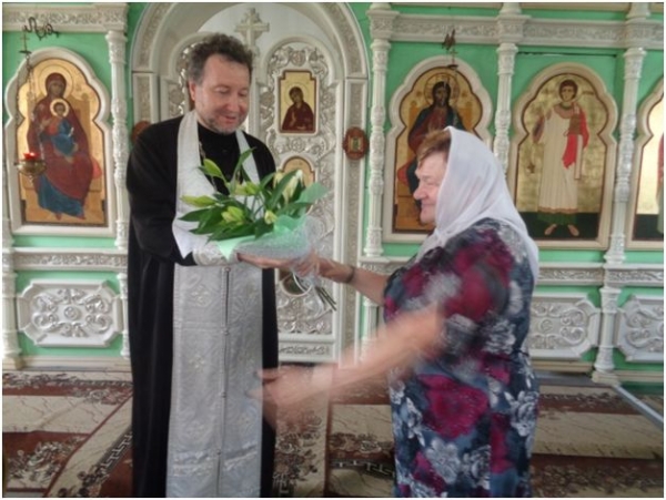 Прихожане тепло и сердечно поздравили священника с Днем рождения.