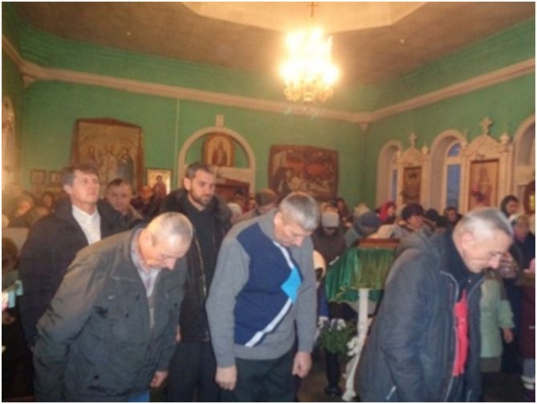 В Неделю 29-ю по Пятидесятнице благочинный Клетского округа совершил Божественную Литургию в храме Живоначальной Троицы.