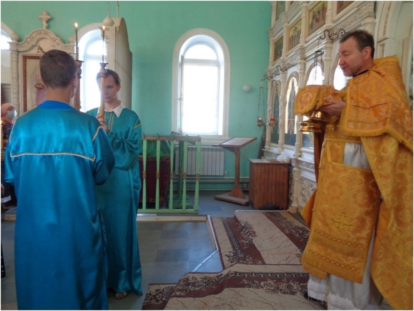 Воскресная Литургия в храме Живоначальной Троицы ст. Клетской.