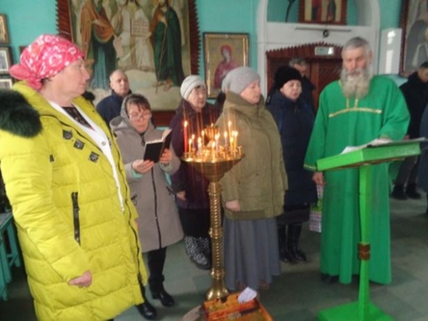 В Неделю о блудном сыне. Собор Вселенских учителей и святителей Василия Великого, Григория Богослова и Иоанна Златоустого в храме ст. Клетской протоиерей Михаил Пономарев совершил Литургию.