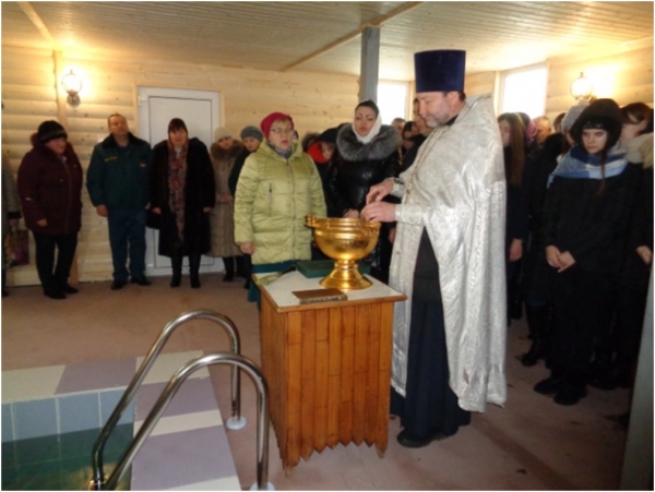 Освящение купели у родника честь иконы Божьей Матери «Живоносный источник» вблизи ст. Клетской и чин Великого освящения воды.